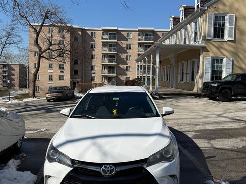 Used 2017 Toyota Camry SE image 4