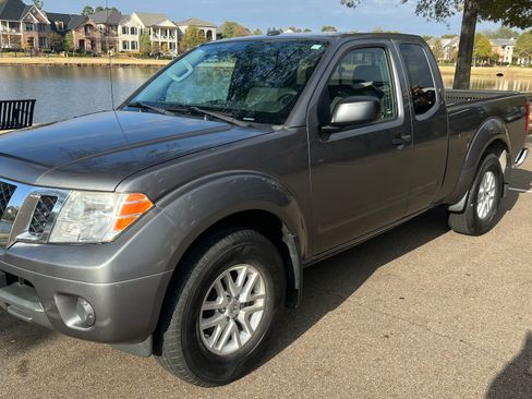 Used 2018 Nissan Frontier SV image 1