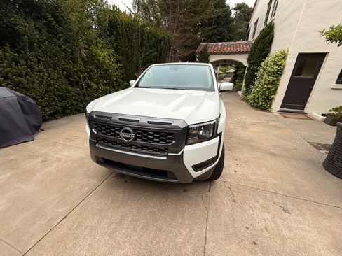 Used 2025 Nissan Frontier SV RWD image 9