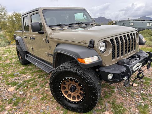 Used 2020 Jeep Gladiator Sport image 1