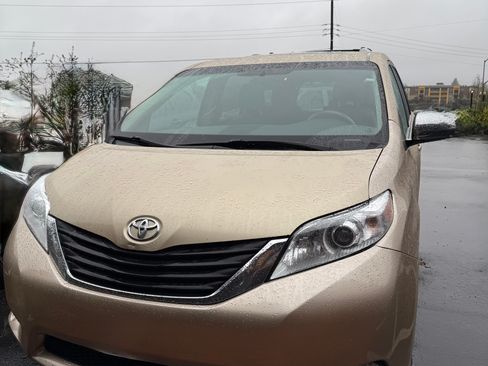 Used 2011 Toyota Sienna XLE image 1