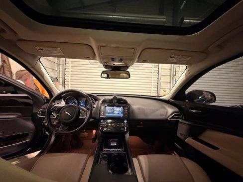 Used 2017 Jaguar XE Premium image 9