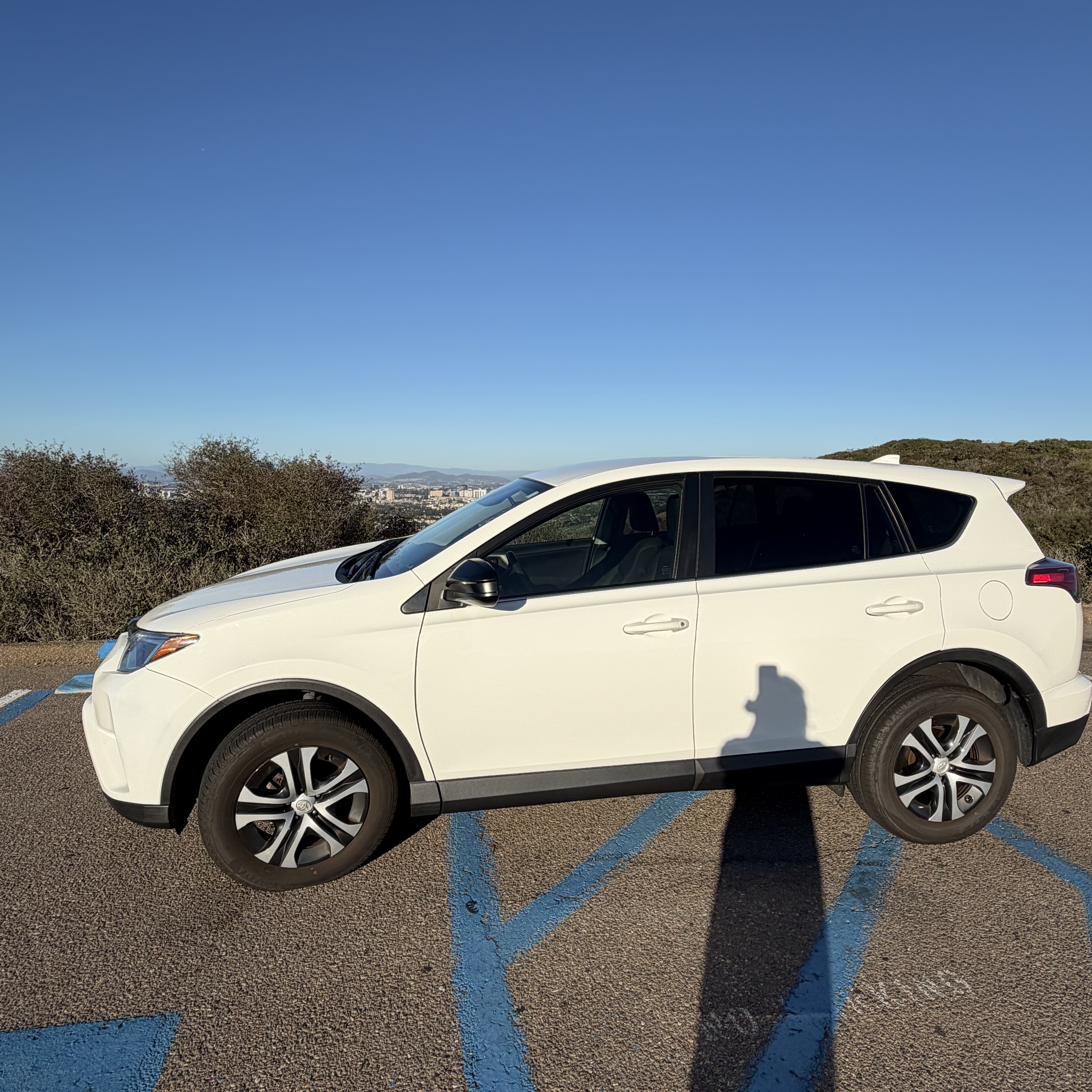Used 2018 Toyota RAV4 LE w/ Carpet Mat Package FWD image 9