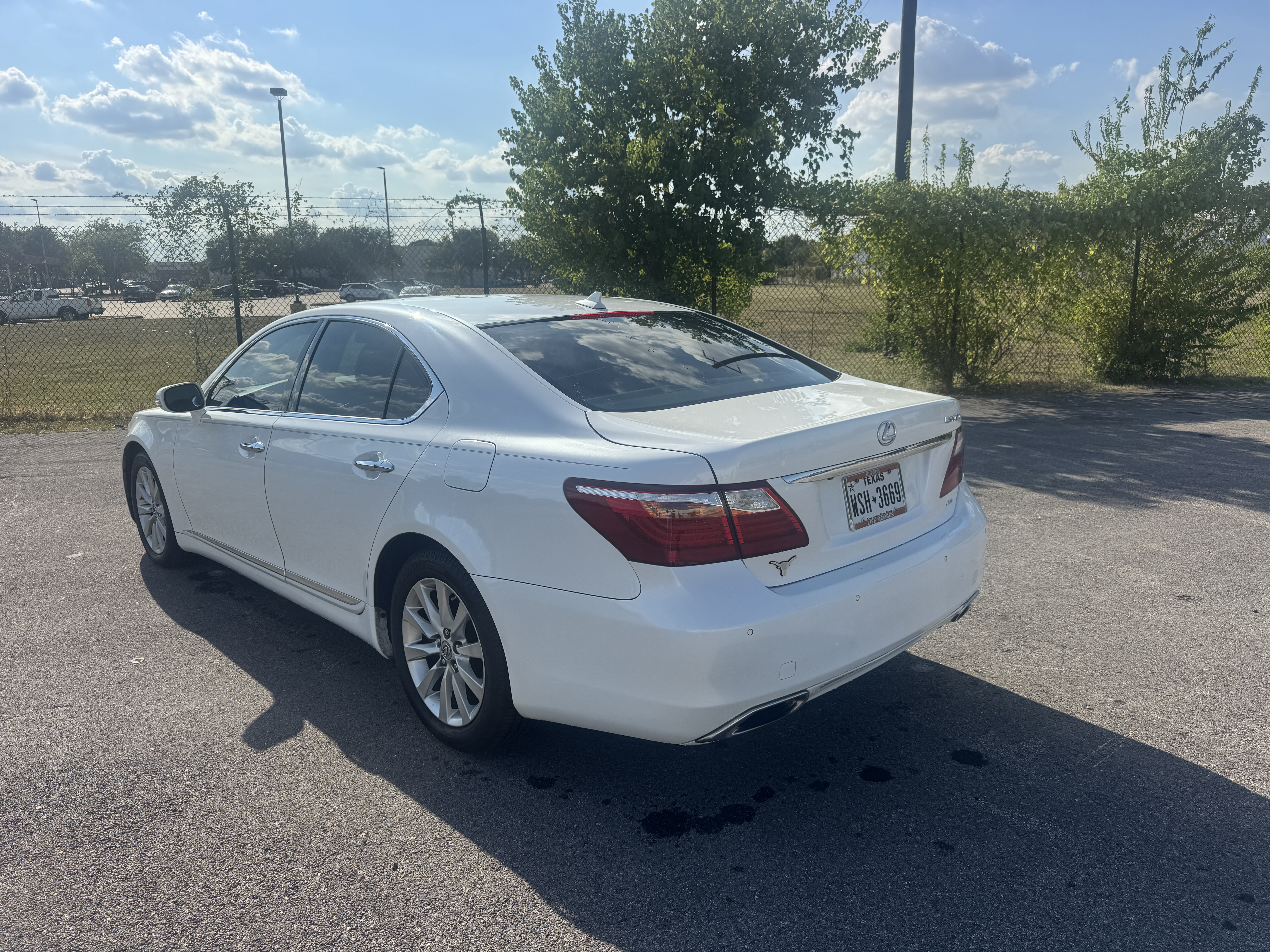 Used 2012 Lexus LS 460 AWD w/ Comfort Pkg image 2