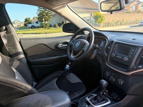 Used 2015 Jeep Cherokee Sport FWD image 13