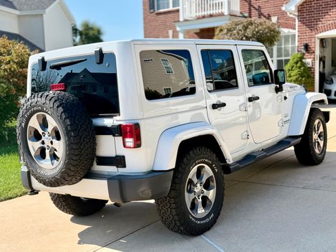 Used 2017 Jeep Wrangler Unlimited Sahara w/ Connectivity Group AWD/4WD image 4