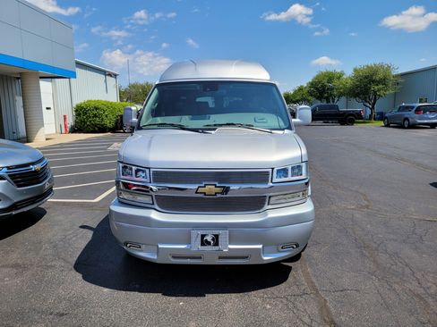 Used 2024 Chevrolet Express 2500 Extended RWD image 2