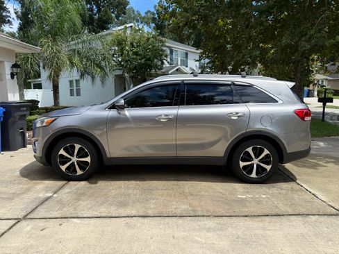 Used 2017 Kia Sorento EX AWD/4WD image 1