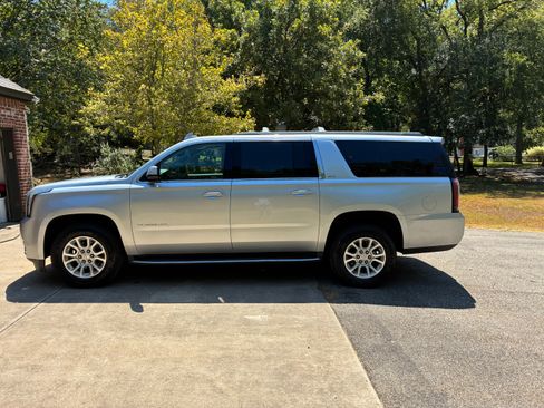 Used 2019 GMC Yukon XL SLT w/ Open Road Package AWD/4WD image 2
