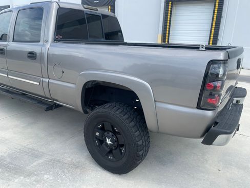 Used 2006 Chevrolet Silverado 2500 LT w/ Onstar Plus Package RWD image 11