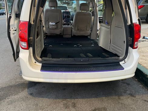 Used 2011 Dodge Grand Caravan Crew w/ Entertainment Group 1 FWD image 2