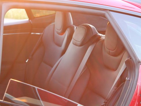 Used 2021 Tesla Model S Plaid image 32