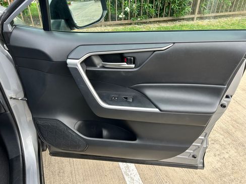 Used 2019 Toyota RAV4 XLE w/ Convenience Package image 13