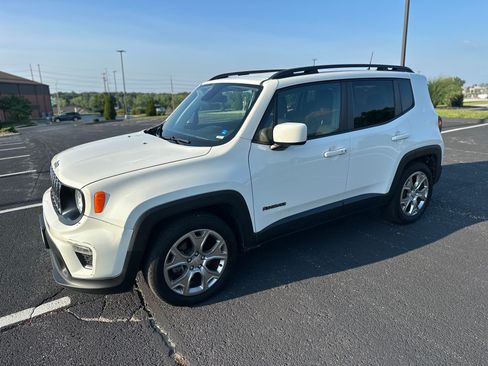 Used 2019 Jeep Renegade Latitude FWD image 1