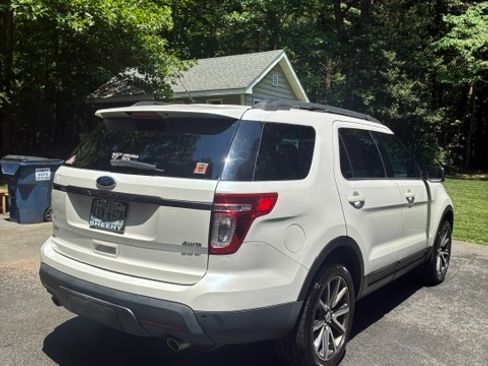 Used 2015 Ford Explorer XLT w/ Equipment Group 202B AWD/4WD image 9