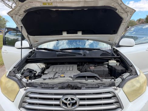 Used 2010 Toyota Highlander SE image 2