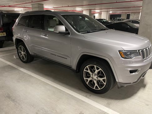 Used 2018 Jeep Grand Cherokee Limited AWD/4WD image 1