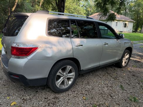 Used 2011 Toyota Highlander Limited w/ Tow Pkg AWD/4WD image 4
