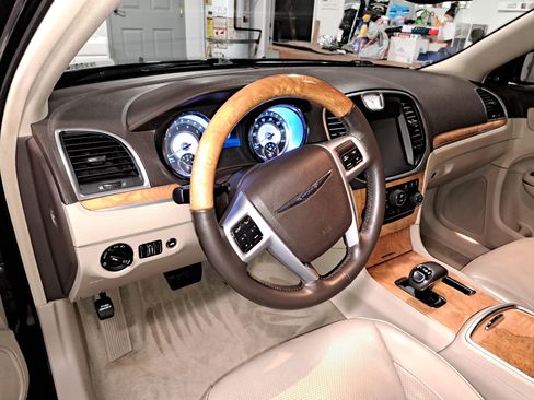 Used 2014 Chrysler 300 C w/ Light Group image 5