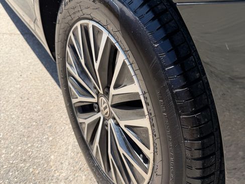 Used 2019 Volkswagen Jetta SE w/ Cold Weather Package FWD image 28