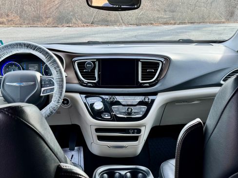 Used 2017 Chrysler Pacifica Touring-L image 5