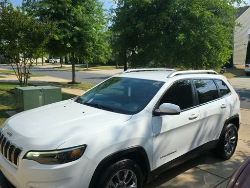 Used 2020 Jeep Cherokee Latitude Plus w/ Comfort/Convenience Group FWD image 4