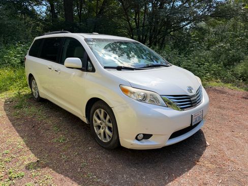 Used 2011 Toyota Sienna Limited w/ Premium Pkg FWD image 5