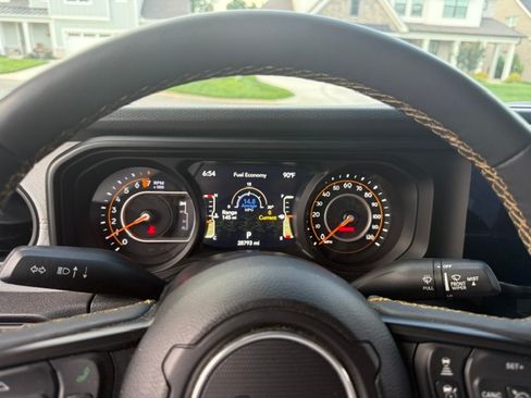 Used 2024 Jeep Gladiator Sport AWD/4WD image 5