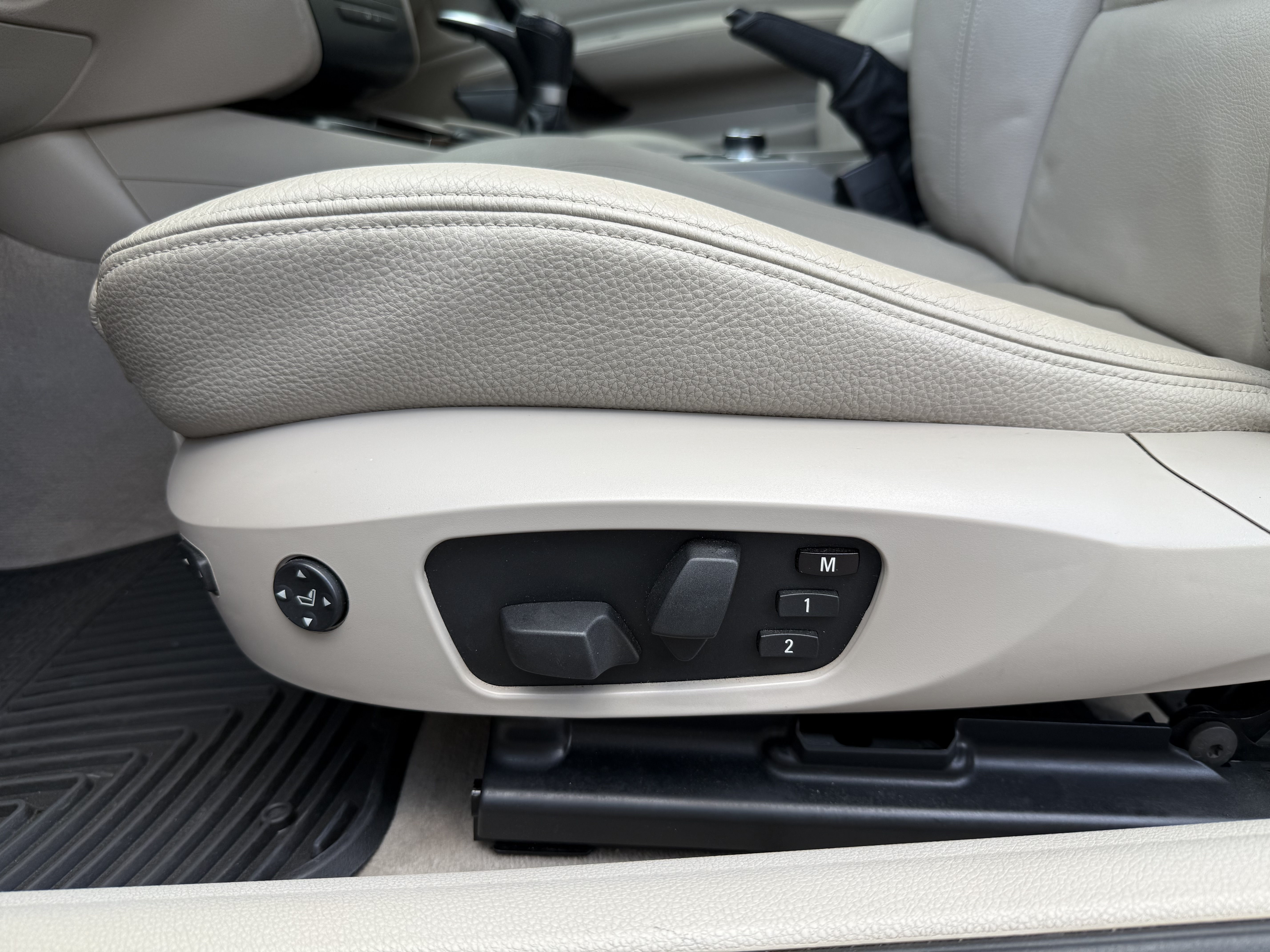 Used 2011 BMW 135i Convertible RWD image 27