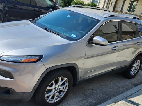Used 2015 Jeep Cherokee Latitude image 2