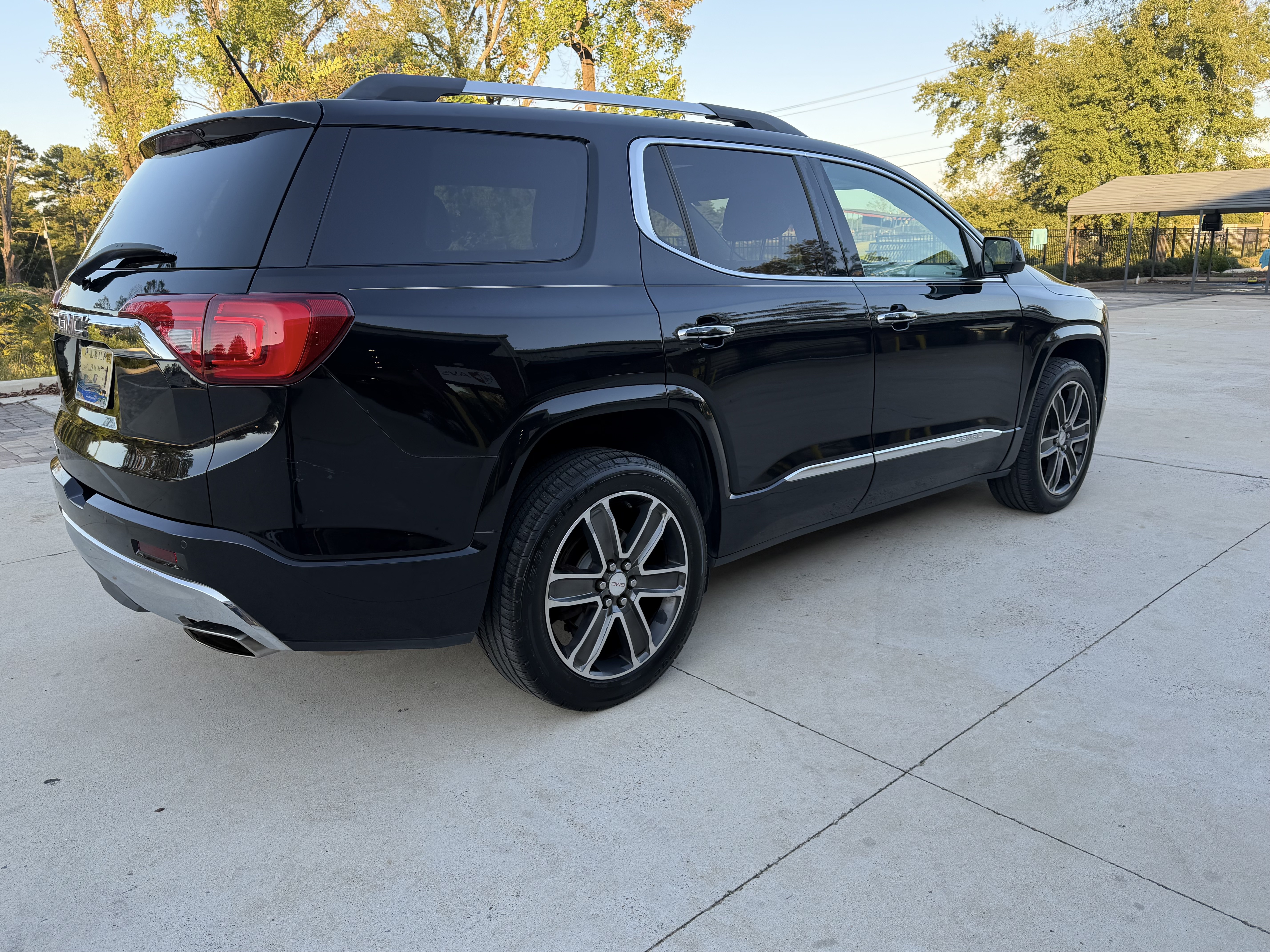 Used 2017 GMC Acadia Denali w/ Technology Package FWD image 9