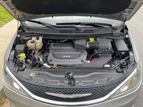 Used 2017 Chrysler Pacifica Touring-L FWD image 11