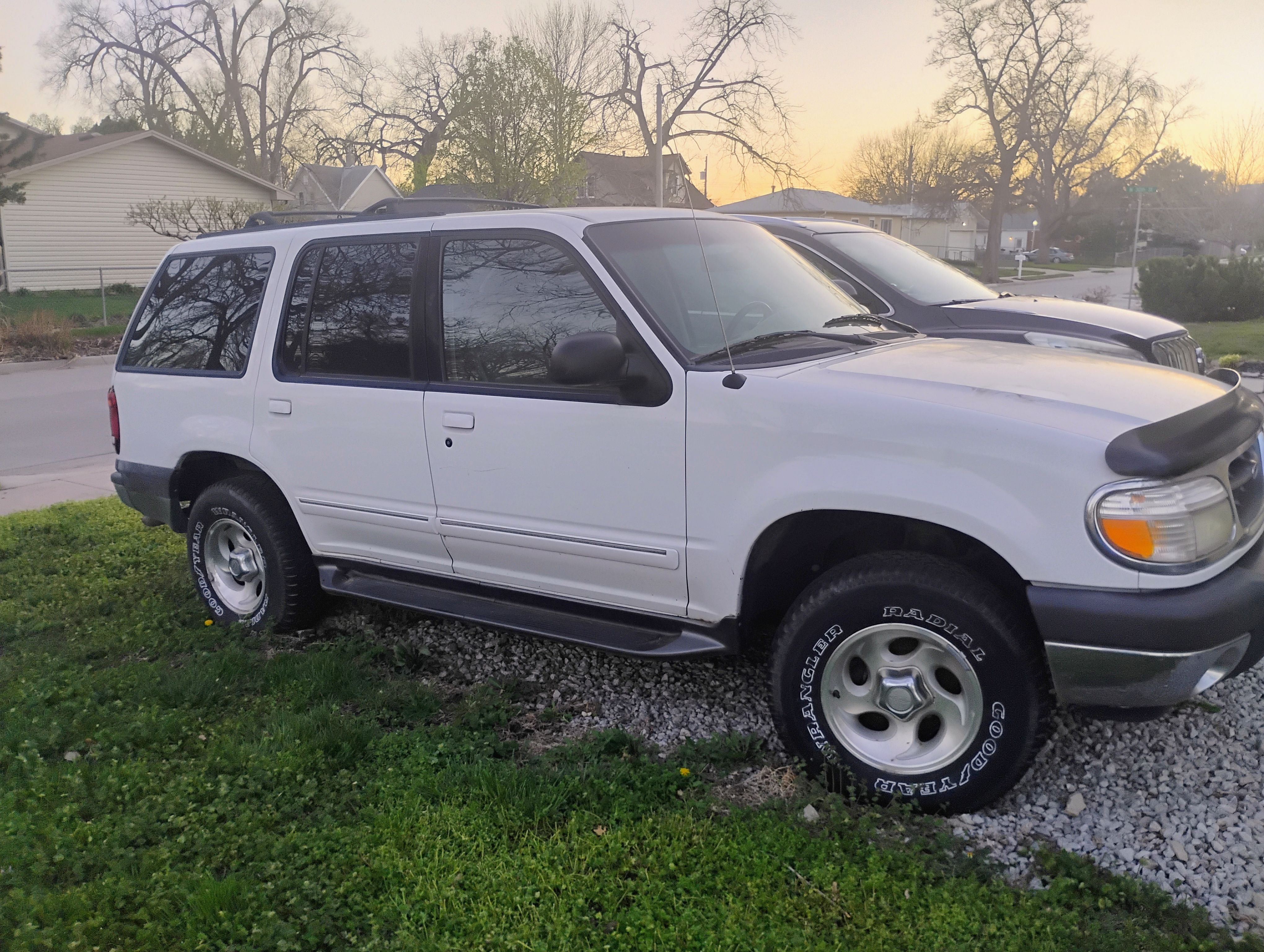 Used 2000 Ford Explorer XLT AWD/4WD image 2