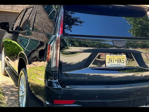 Used 2023 Cadillac Escalade Luxury image 6