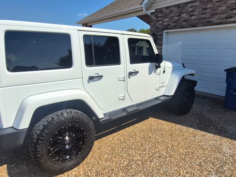 Used 2016 Jeep Wrangler Unlimited Sahara w/ Connectivity Group AWD/4WD image 4
