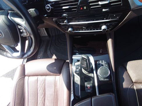 Used 2019 BMW 530e xDrive w/ Premium Package image 27