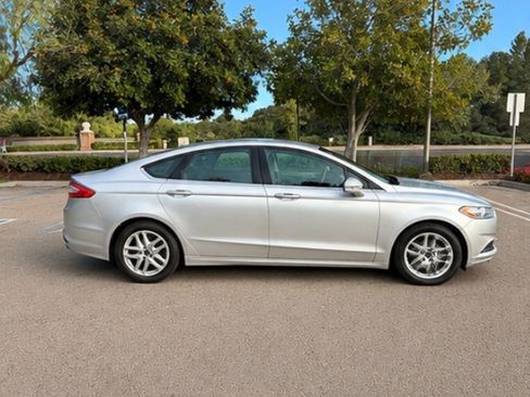 Used 2015 Ford Fusion SE FWD image 6