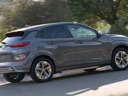 Used 2023 Hyundai Kona SE image 2