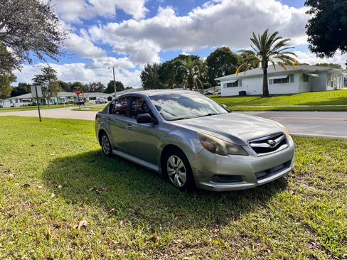 Used 2010 Subaru Legacy 2.5i image 2