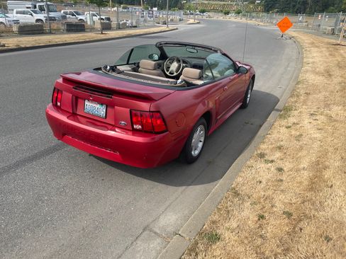 Used 2000 Ford Mustang Convertible RWD image 11