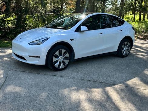 Used 2022 Tesla Model Y Long Range image 20