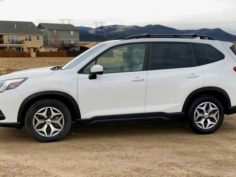 Used 2022 Subaru Forester Premium image 2