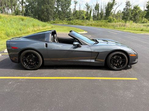 Used 2010 Chevrolet Corvette Coupe w/ 1LT RWD image 6