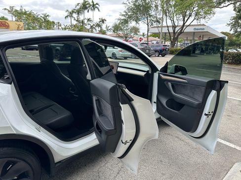 Used 2023 Tesla Model Y Long Range image 14