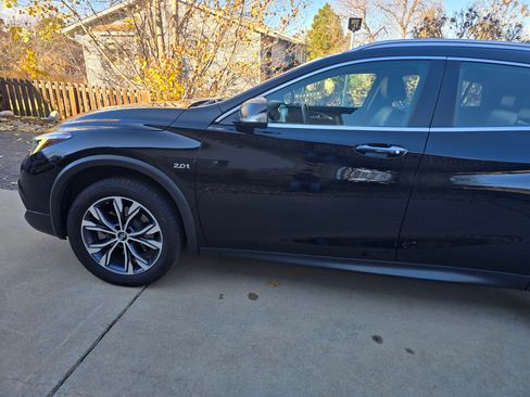Used 2017 INFINITI QX30 Premium w/ Navigation Package image 4