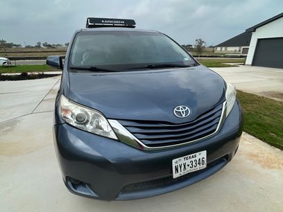 Used 2017 Toyota Sienna LE