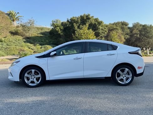 Used 2018 Chevrolet Volt LT image 2
