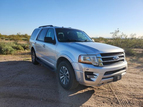 Used 2016 Ford Expedition XLT image 2