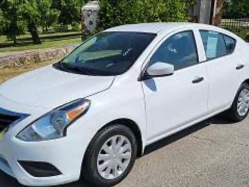Used 2019 Nissan Versa SV image 2