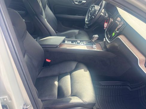 Used 2020 Volvo V60 T5 Momentum image 14